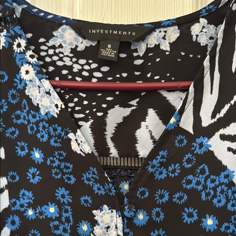 Women's Black and Blue Patterned Top - Picture 3 of 7